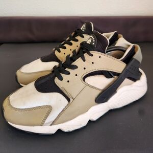 Nike Sneakers in Black and Tan